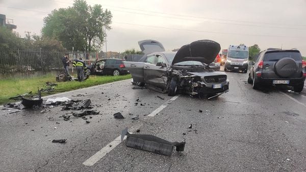 Frontale sulla 235 a Corte Palasio, atterrano due elisoccorsi. Sette feriti e strada bloccata