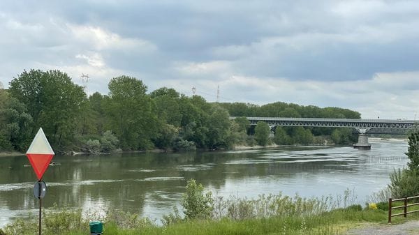 Un 75enne in bicicletta sta male e cade dall’argine di Po, portato in elicottero a Pavia