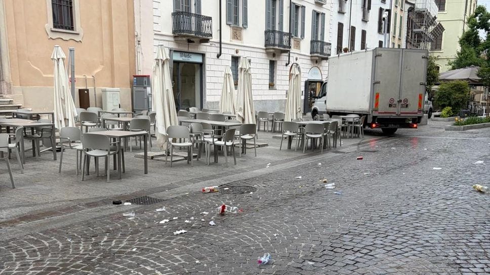 Centro sporco dopo la movida, qualche disagio per gli ambulanti