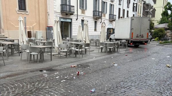 Centro sporco dopo la movida, qualche disagio per gli ambulanti