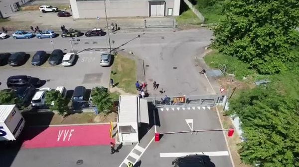 Licenziamenti GLS Civesio: protestano arrampicandosi sui camion