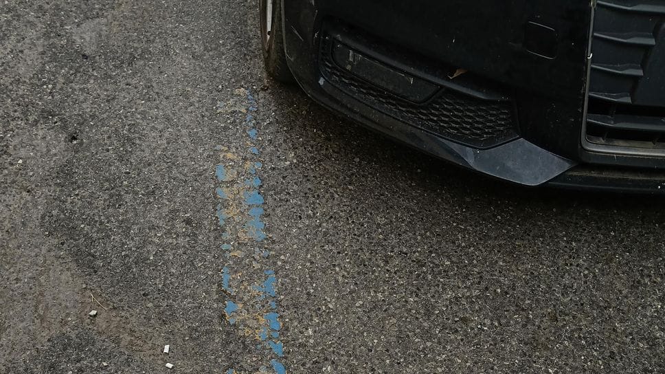 Segnaletica fatiscente e cronica carenza di parcheggi bianchi 