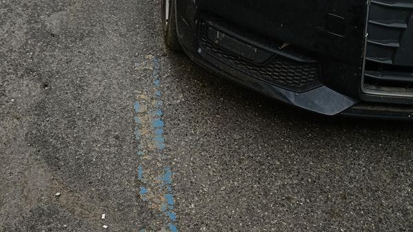 Segnaletica fatiscente e cronica carenza di parcheggi bianchi 