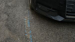 Segnaletica fatiscente e cronica carenza di parcheggi bianchi 