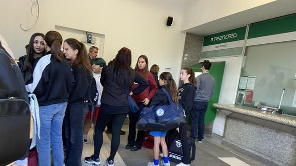 Biglietteria chiusa in stazione a Lodi, code agli sportelli automatici