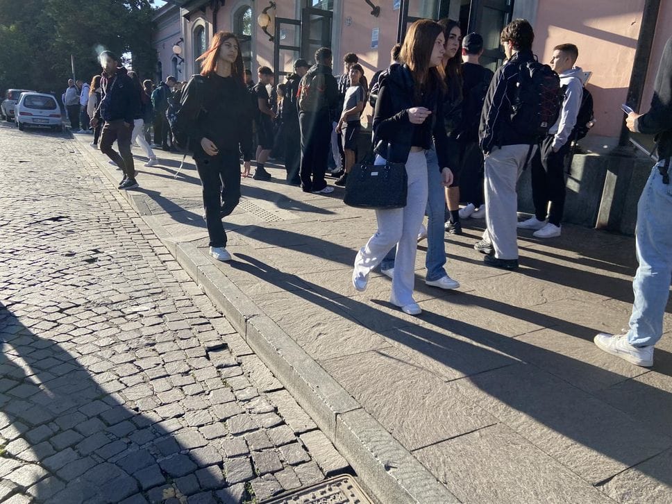 Biglietteria chiusa in stazione a Lodi, code agli sportelli automatici