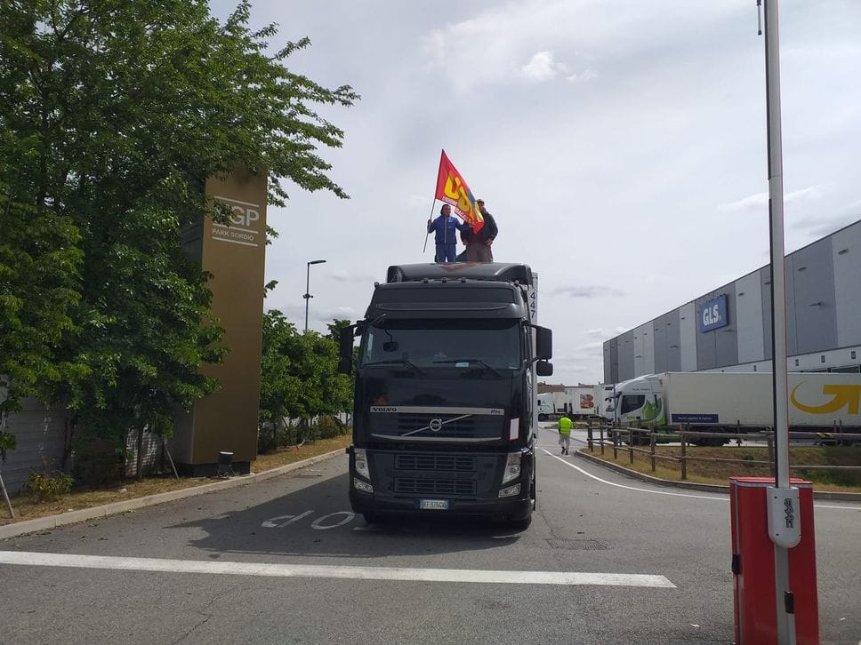 Non si ferma la protesta dei corrieri alla Gls di Sordio 