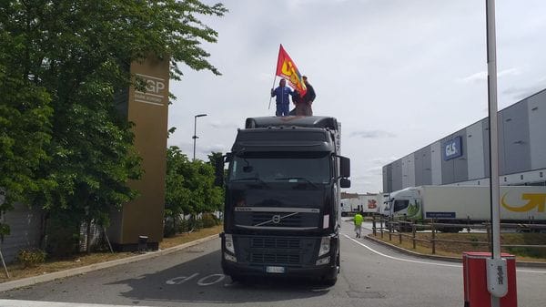 Non si ferma la protesta dei corrieri alla Gls di Sordio 