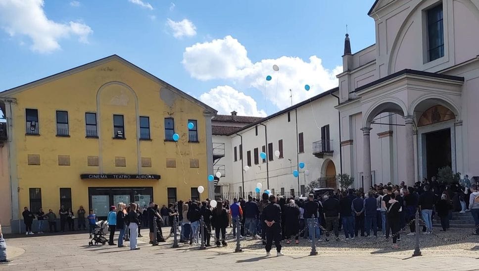 Palloncini in cielo e le note di “Vivere” per l’ultimo saluto a Maddalena Sangermano