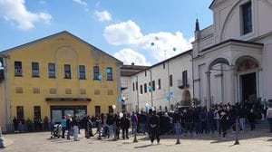 Palloncini in cielo e le note di “Vivere” per l’ultimo saluto a Maddalena Sangermano