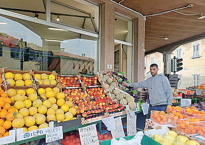 Il negozio di frutta e verdura che resta aperto tutta la notte