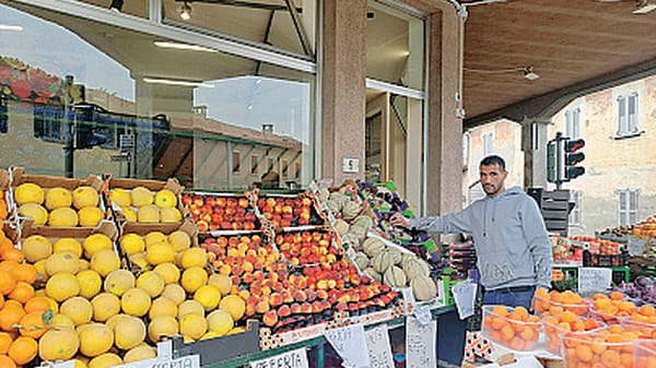 Il negozio di frutta e verdura che resta aperto tutta la notte