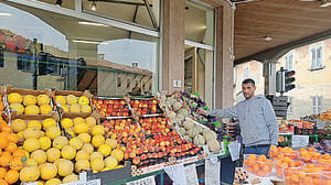 Il negozio di frutta e verdura che resta aperto tutta la notte