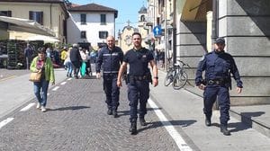 Melegnano: macchiano il soprabito di una 80enne per derubarla