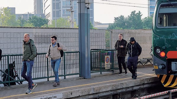 Degrado e insicurezza, in viaggio con i pendolari tra San Donato e Rogoredo
