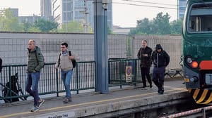 Degrado e insicurezza, in viaggio con i pendolari tra San Donato e Rogoredo