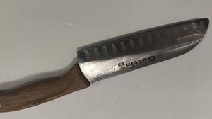 Il coltello sequestrato dalla polizia (Agosti)