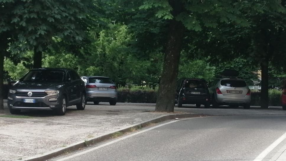 Sosta selvaggia ai Giardini Barbarossa: «Il Comune di Lodi dia un segnale»