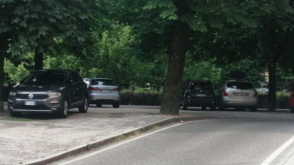Sosta selvaggia ai Giardini Barbarossa: «Il Comune di Lodi dia un segnale»
