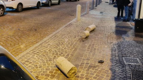 Lodi, auto fuori controllo abbatte sei nuovi dissuasori in via Lodino