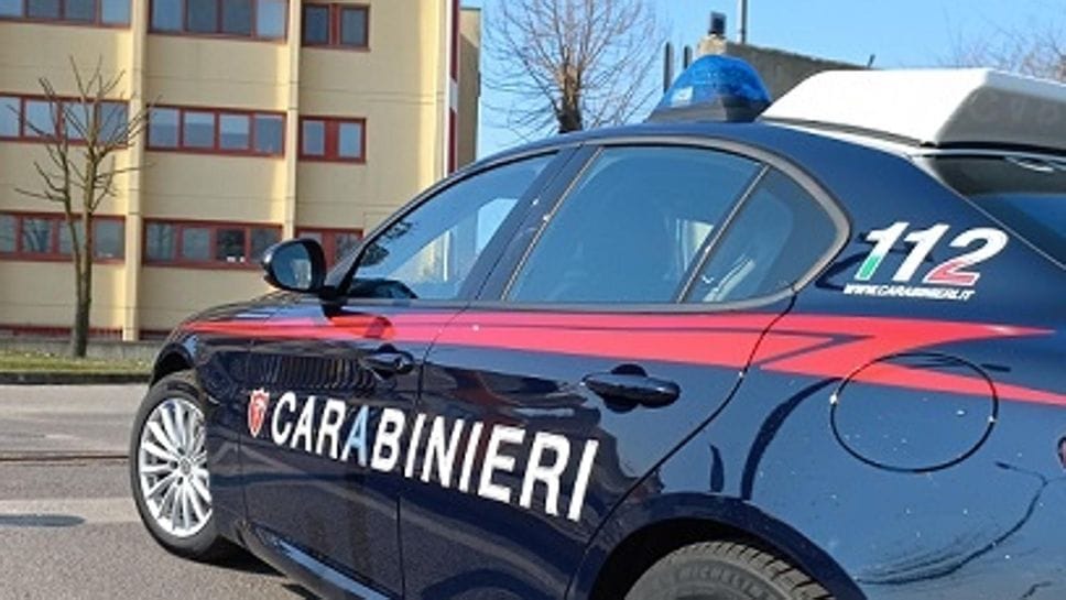 Ruba in un negozio e fugge ma viene fermato dai passanti: arrestato