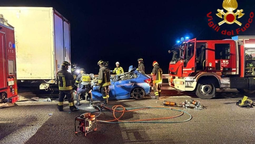 Una Bmw si infila sotto un camion: perde la vita un 22enne