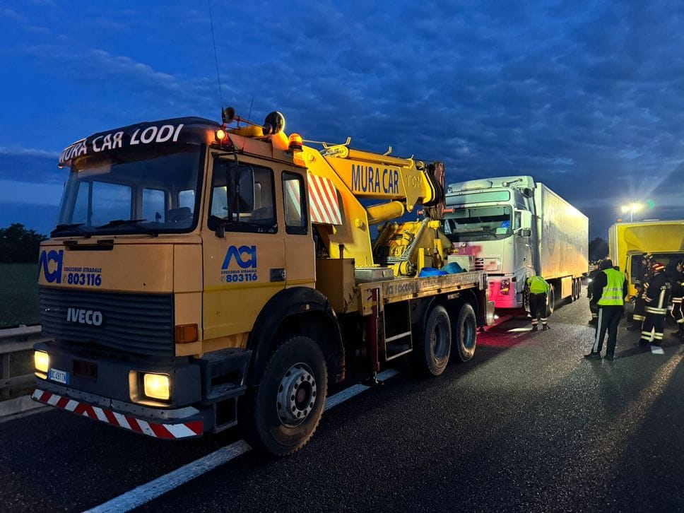 Una Bmw si infila sotto un camion: perde la vita un 22enne