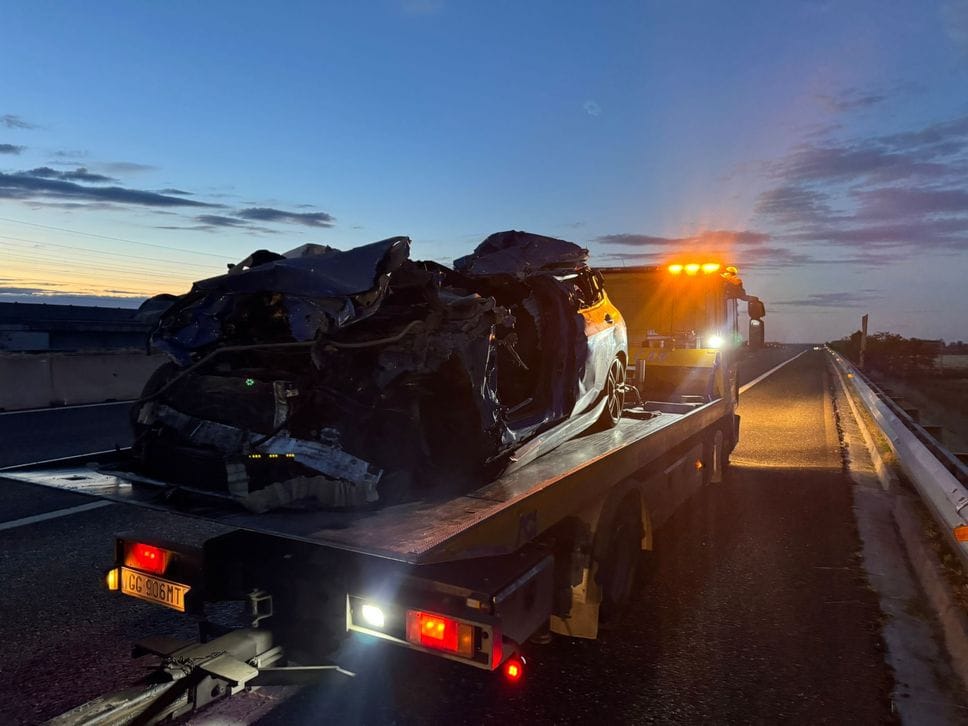Una Bmw si infila sotto un camion: perde la vita un 22enne