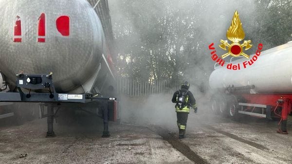 Fumo da una cisterna di acido cloridrico, scatta l’allarme a Lodi Vecchio