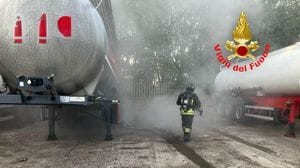 Fumo da una cisterna di acido cloridrico, scatta l’allarme a Lodi Vecchio