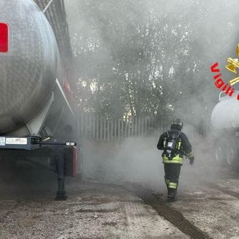 Fumo da una cisterna di acido cloridrico, scatta l’allarme a Lodi Vecchio