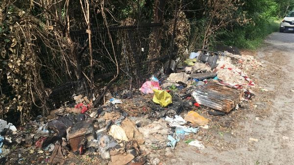 Zelo, la ciclabile del ponte di Zelo vandalizzata da rifiuti e roghi
