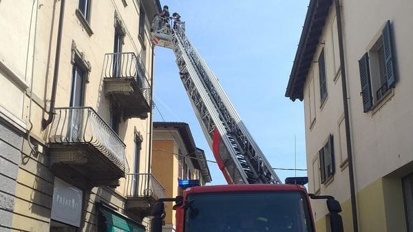 Pericolo cornicioni a Melegnano: vigili del fuoco sul posto, traffico bloccato