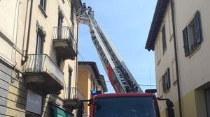 Pericolo cornicioni a Melegnano: vigili del fuoco sul posto, traffico bloccato
