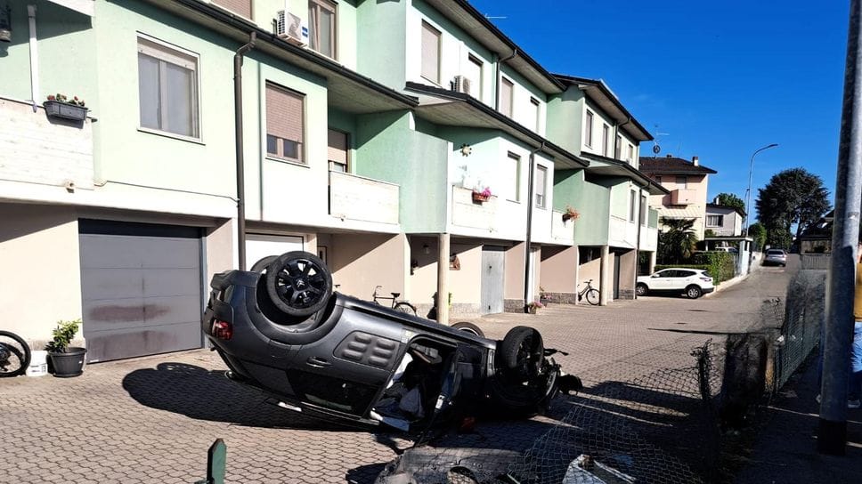 Auto sfonda la recinzione e finisce nel cortile: conducente in ospedale