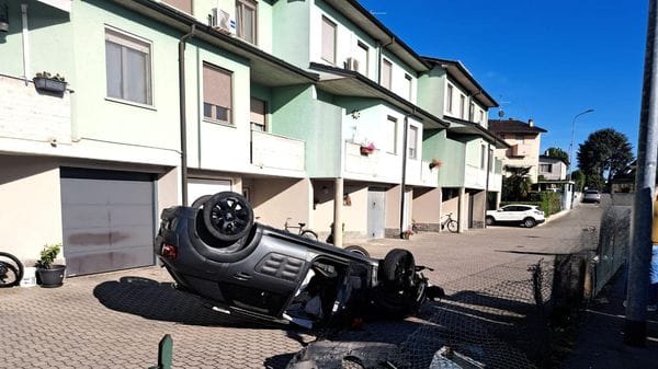 Auto sfonda la recinzione e finisce nel cortile: conducente in ospedale