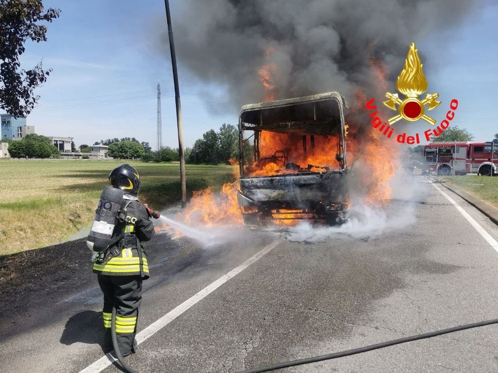 Autobus di linea della StarMobility in fiamme a Massalengo: passeggeri salvi I NOSTRI VIDEO