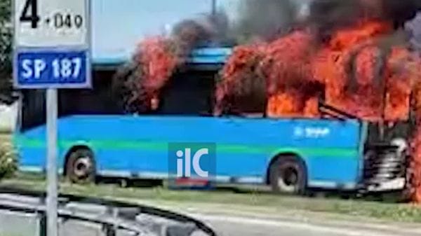Autobus StarMobility in fiamme a Massalengo: passeggeri salvi