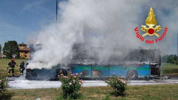 Autobus StarMobility in fiamme a Massalengo: passeggeri salvi