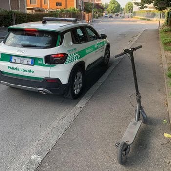 San Giuliano: i vigili fermano i primi 16 monopattini senza targa