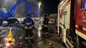 Incendio nella notte alla Lodigiana Maceri: intervengono i vigili del fuoco 