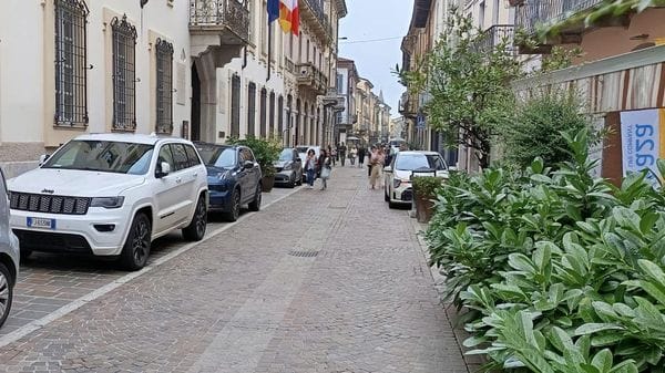 Ragazza molestata in pieno centro a Lodi,  si rifugia in un bar
