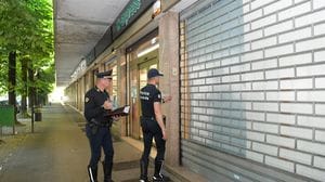 Si lancia sul marciapiede con un’auto rubata e finisce contro il supermercato: tentato omicidio a Peschiera Borromeo