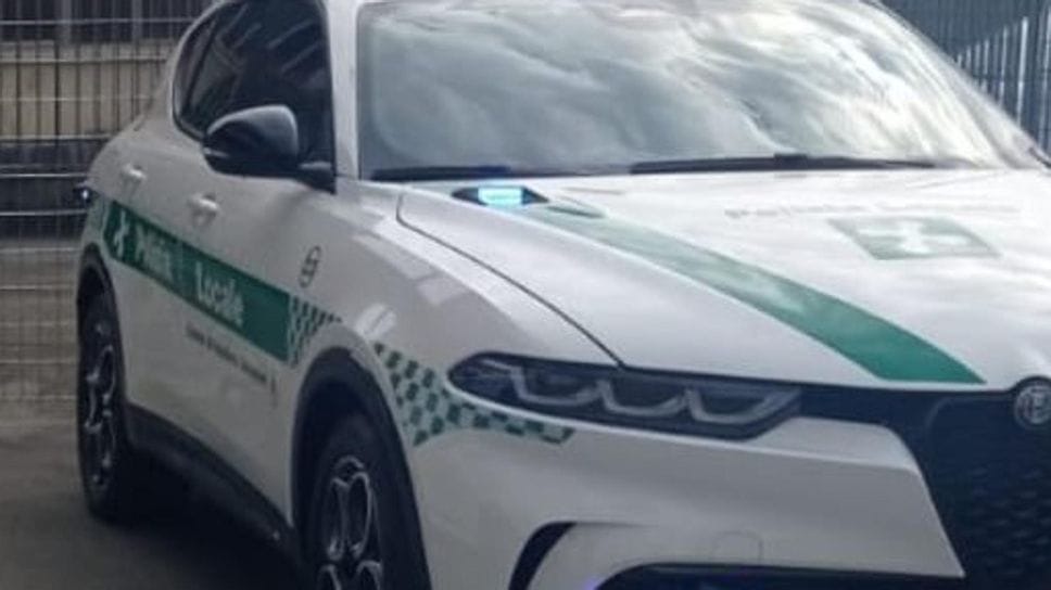Si lancia sul marciapiede con un’auto rubata  e finisce contro il supermercato: tentato omicidio a Peschiera Borromeo
