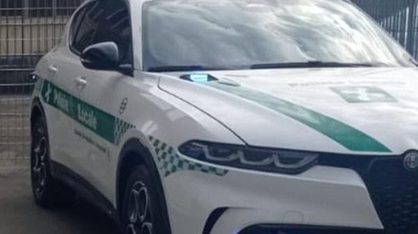 Si lancia sul marciapiede con un’auto rubata  e finisce contro il supermercato: tentato omicidio a Peschera Borromeo