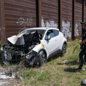 Auto in fiamme con due persone a bordo: paura sulla Paullese. Anche i commercianti coinvolti nei soccorsi. Uomo gravissimo