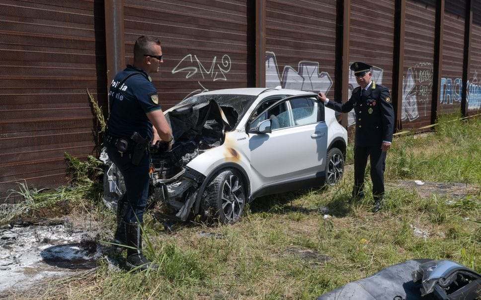 Auto in fiamme con due persone a bordo: paura sulla Paullese. Anche i commercianti coinvolti nei soccorsi. Uomo gravissimo