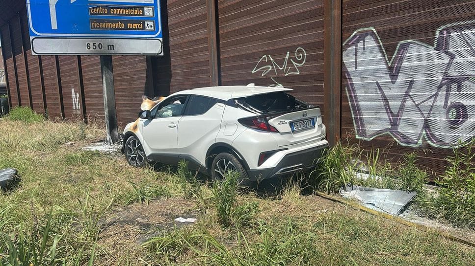 Auto in fiamme con due persone a bordo: paura sulla Paullese. Anche i commercianti coinvolti nei soccorsi. Uomo gravissimo
