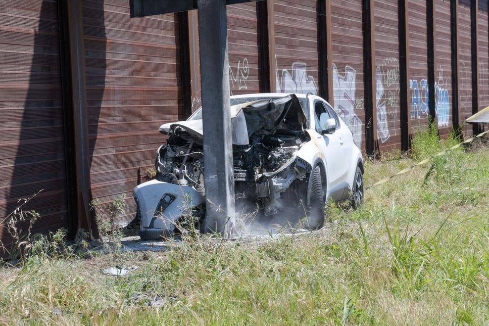 Auto in fiamme con due persone a bordo: paura sulla Paullese. Anche i commercianti coinvolti nei soccorsi. Uomo gravissimo