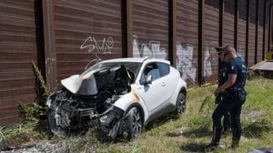 Auto in fiamme con due persone a bordo: paura sulla Paullese. Anche i commercianti coinvolti nei soccorsi. Uomo gravissimo